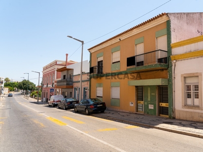 Moradia Bi-Familiar T6 Duplex à venda na Avenida Marçal Pacheco