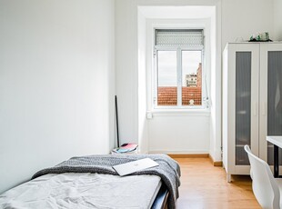 Quartos para alugar em apartamento de 5 quartos em Lisboa