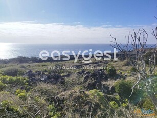 Terreno junto ao mar com vista para a Montanha da ilha do Pico