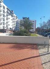 T2 mobilado com estacionamento coberto e arrecadação em Telheiras