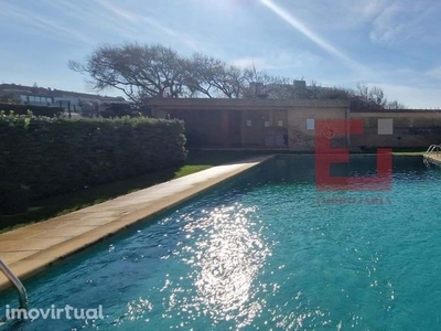 Andar Moradia T3 Duplex em condomínio fechado com piscina a 200m da P