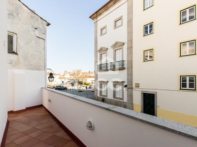 Apartamento T1+1 com varanda junto ao Teatro Garcia de Resende (Évora)
