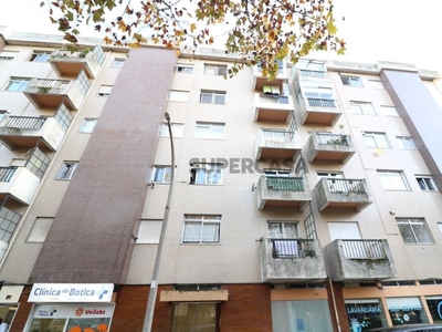 Apartamento T2 para arrendamento na Rua de Baixo
