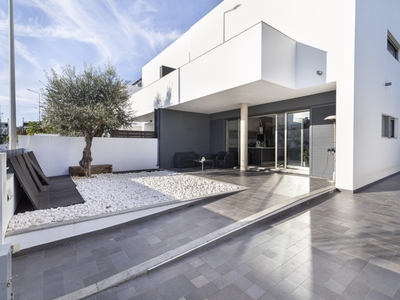 Moradia moderna V3+1 com piscina e vista mar, para venda em Tavira, Algarve
