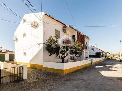 Moradia T2+1 com quintal, varanda e garagem | Canaviais (Évora)