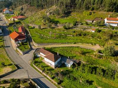 Casa de 290 m2 por restaurar com 715 m2 de terreno em Freixo (Ponte de Lima)