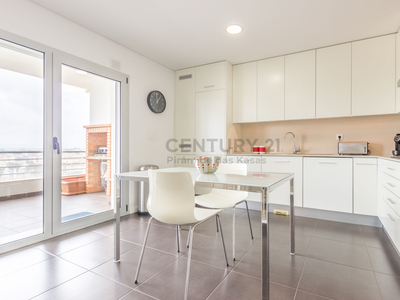 Seixal/ Paio Pires - Excelente apartamento de 4 assoalhadas com terraços e lugar de parqueamento inserido em condomínio privado