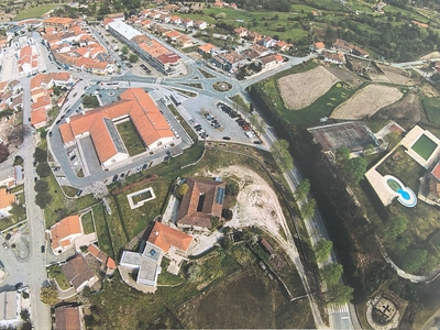 Terreno urbano Com 2 casas em Ribeira de Pena
