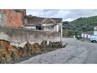 Casa de Gaveto ( 2 frentes) para Recuperar - Vila de Barr...