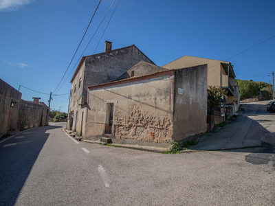 Casa típica portuguesa para restaurar com três anexos, garagem e logradouro em Lares- Figueira da Foz