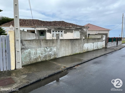 Moradia para recuperar, muito próxima ás piscinas da Ribeira Grande