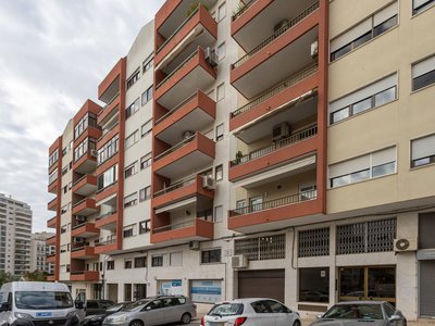 T3 espaçoso com parqueamento e arrecadação em Lisboa. Viva nas Laranjeiras