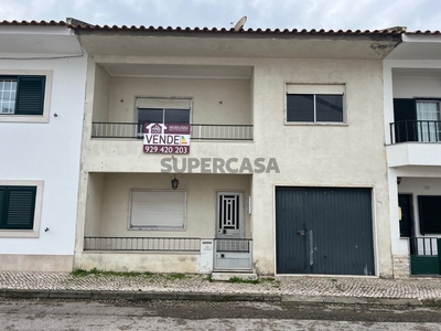 Vivenda de Primeiro Andar T5 à venda na Rua Fernando Lopes Graça