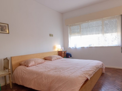 Quarto espaçoso em casa com 6 quartos em Oeiras, Lisboa