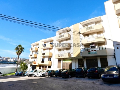 Apartamento T3 para arrendamento em Póvoa de Santo Adrião e Olival Basto