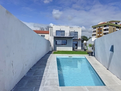 Moradia T3 semi-nova com garagem e piscina - Fajã de Baixo | Ponta Delgada