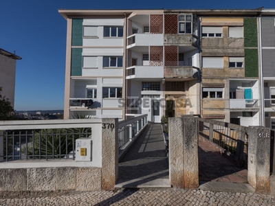 Apartamento T2 à venda em Santo António dos Olivais