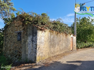 Casa em alvenaria para recuperar situada em Castelo - Sertã