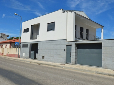 Casa T4 em Miranda do Corvo de 196 m²