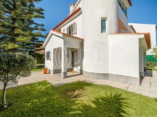 Moradia T5 com jardim e garagem em Carcavelos, Cascais