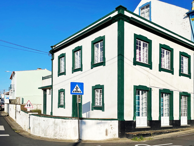 Moradia composta por 2 apartamentos T1 + T2 na Vila de Porto Judeu