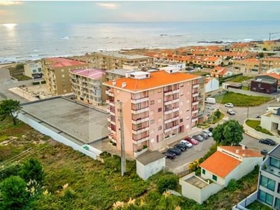 Apartamento T2 com varanda vistas mar a 200 metros da praia.