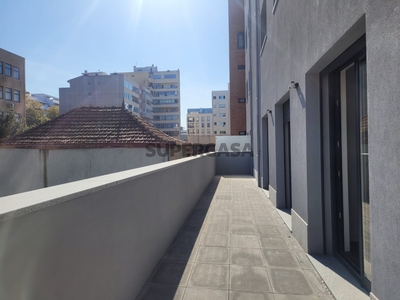 Apartamento T3 à venda na Rua Conselheiro Costa Braga