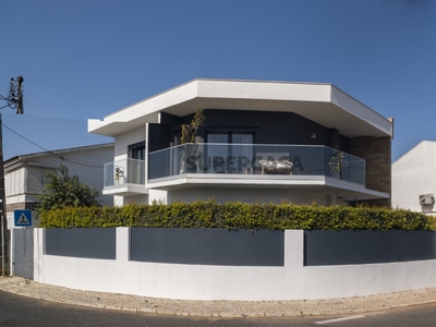 Moradia Isolada T4 Duplex à venda na Rua das Nogueiras, Cascais e Estoril (2750-742)