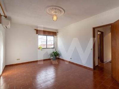 2 Bedroom Apartment with Three Fronts on a First Floor without Elevator