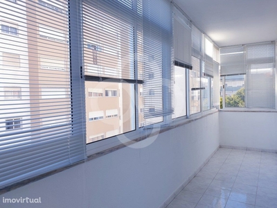 Apartamento T2 com marquise , em Linda a Velha