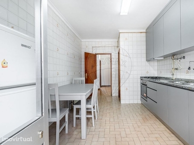 apartamento T3 parcialmente renovado em S Victor, Braga