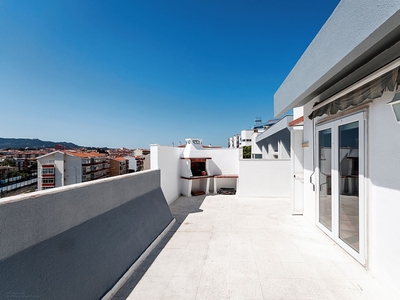 Apartamento T4 duplex remodelado, com terraço, na Rinchoa (a 50 mts da estação de comboios de Rio de Mouro)