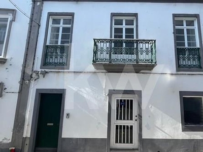 Moradia c/ elevado potencial para rentabilização no centro de Ponta Delgada, Açores