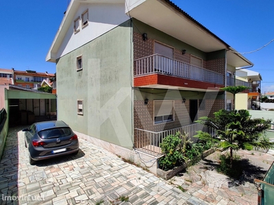Moradia geminada de 3 pisos em Mem Martins | Sintra
