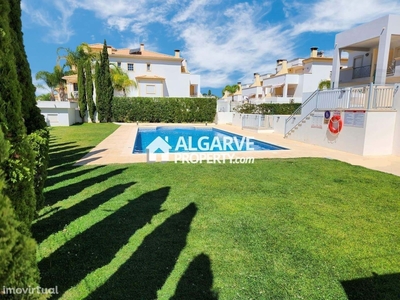 Moradia V2+1 em condomínio com piscina e garagem em Albufeira, Algarve