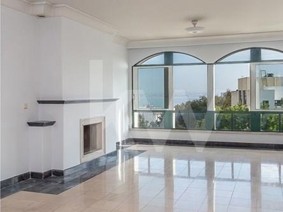 T4 with frontal river and city views in a prestigious building