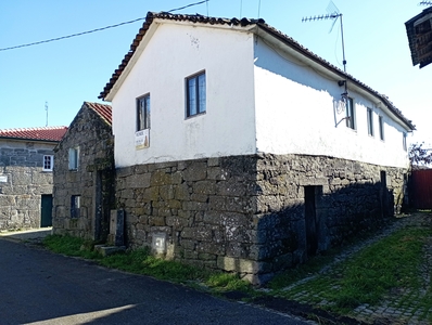 2 Moradias para venda a necessitar de obras de recuperação em Soutelinho do Mezio- Vila Pouca de Aguiar, distrito de Vila Real