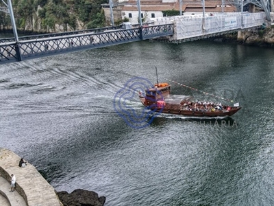Prédio para reabilitar de 2 frentes com projeto aprovado na primeira linha do Douro