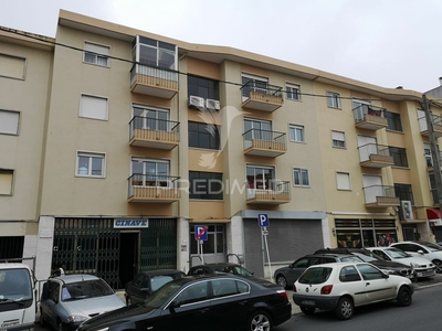 Prédio habitacional e comercial em Camarate na Rua Cidade de Lisboa,