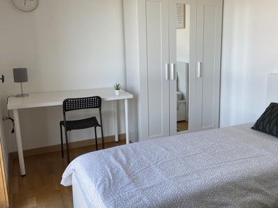 Quarto para alugar em apartamento de 5 quartos em Olivais, Lisboa