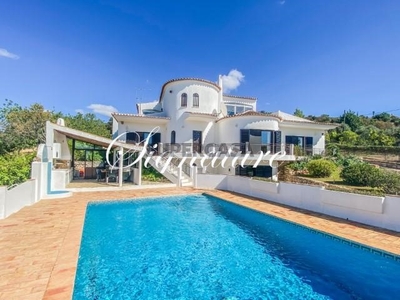 Villa T4 à venda em Santa Bárbara de Nexe