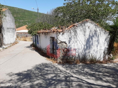 2 Casas de Habitação em ruinas, perto da capela em Casais...