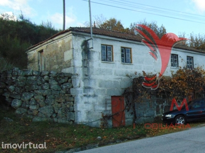 2 casas em pedra p/ recuperar c/ terreno em Vila Real