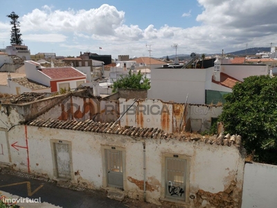 3 casas antigas por recuperar no centro de Loulé