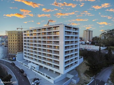 Apartamento Duplex, amplo e luxuoso, construção recente - Porto, Antas