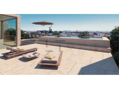 Apartamento Duplex de Luxo T4 para Venda com Terraço e Pi...