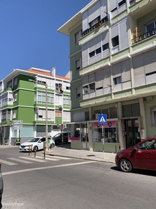 Apartamento T2 com varanda em construção à estação de Metro de Salguei