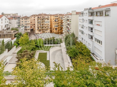 Apartamento T3, com garagem, na Baixa do Porto