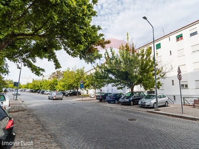 Apartamento T3 com varanda e estacionamento na Praça de E...