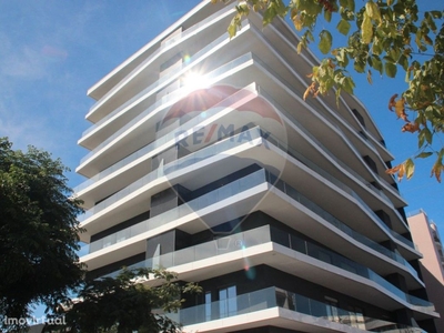 Apartamento T3 com terraço e estacionamento em Oeiras